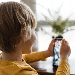 Avant 6 ans, pas de smartphone : l'appel des experts  la vigilance parentale 