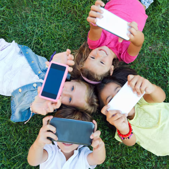 Faut-il vraiment offrir un smartphone avant 12 ans ?