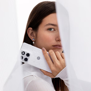Le Motorola Edge 70 Cloud Dancer adopte le blanc Pantone 2026 et s'offre un �clat Swarovski
