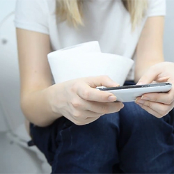 Les étudiants travaillent de plus en plus sur smartphone aux WC