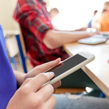 Rentr�e 2026 : les portables bient�t bannis des lyc�es ?