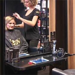 Repartez coiffé avec votre smartphone rechargé Les salons Yes! proposent une solution de recharge invisible grâce à Corian Charging Surface
